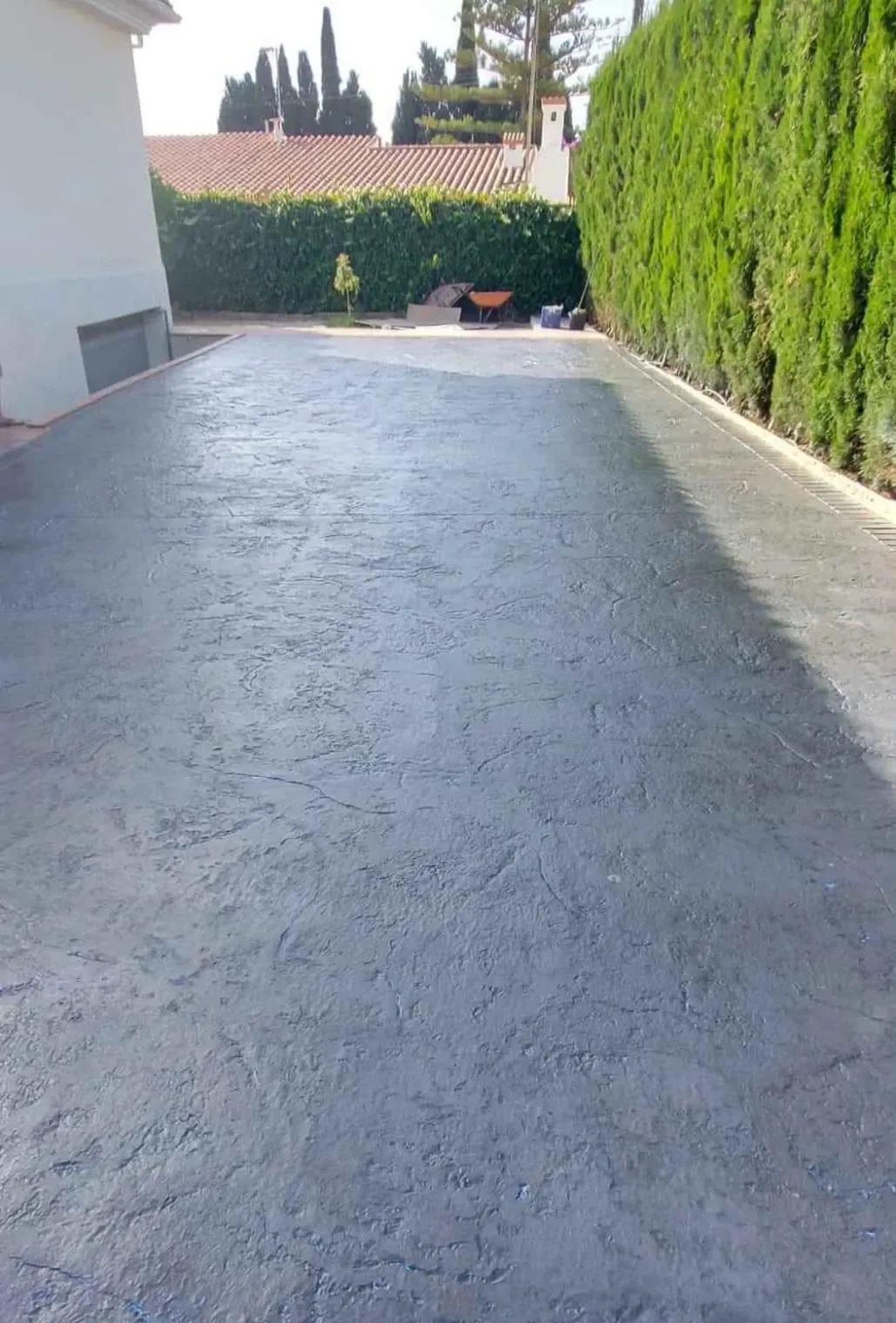 Entrada de hormigón impreso con manta imitación mármol en gris oscuro