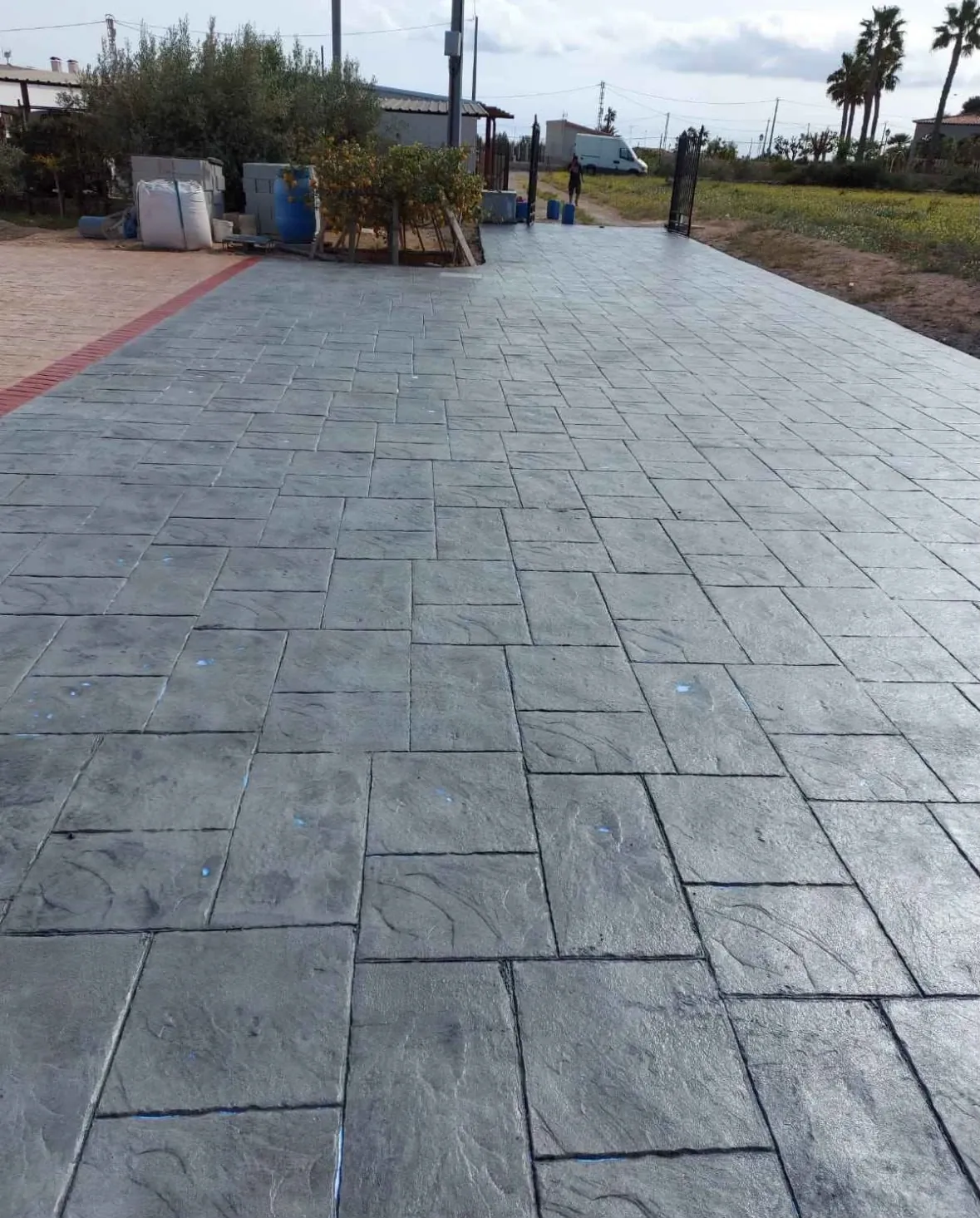 Entrada ancha de losa gris