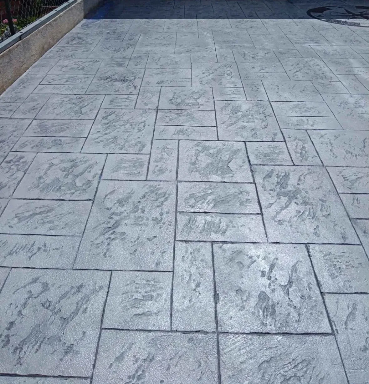 Patio de hormigón impreso con molde de sileria grande en gris claro