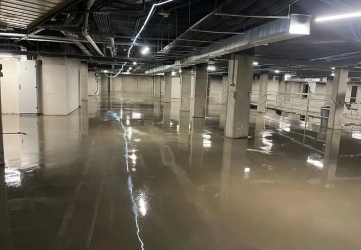Aparcamiento subterráneo con el suelo de hormigón pulido recién terminado
