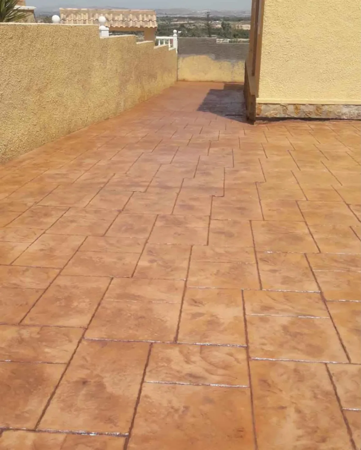 Terraza de hormigón impreso con molde de sileria grande en terracota