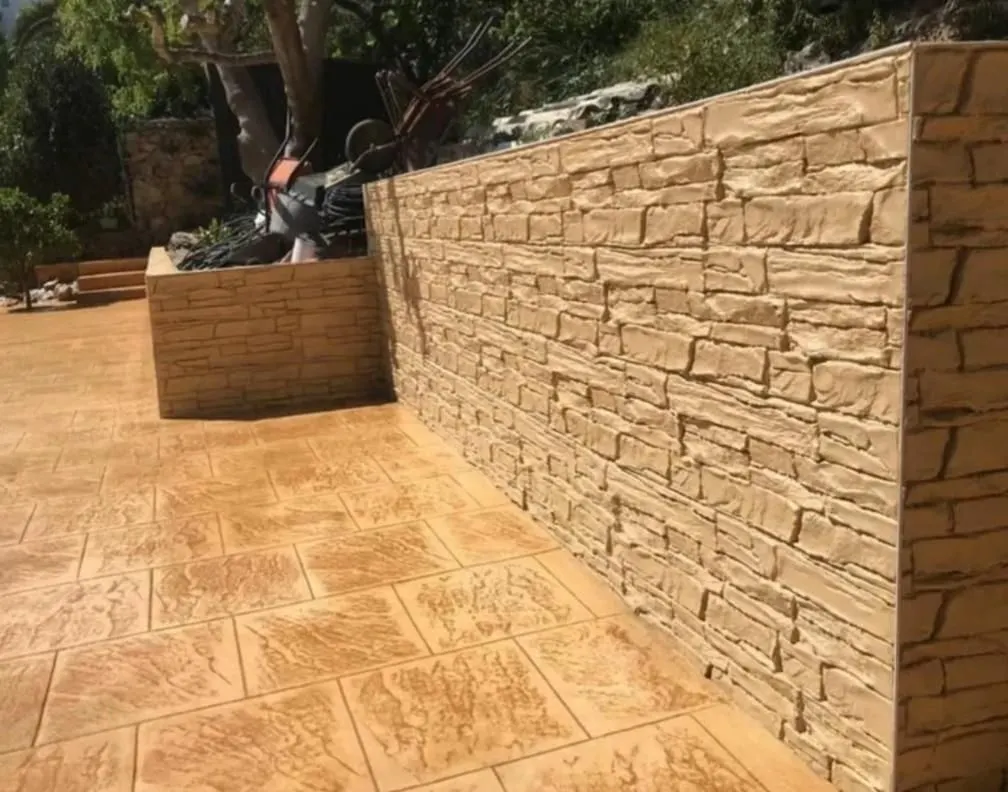 Muro con relieve de ladrillo en color arena