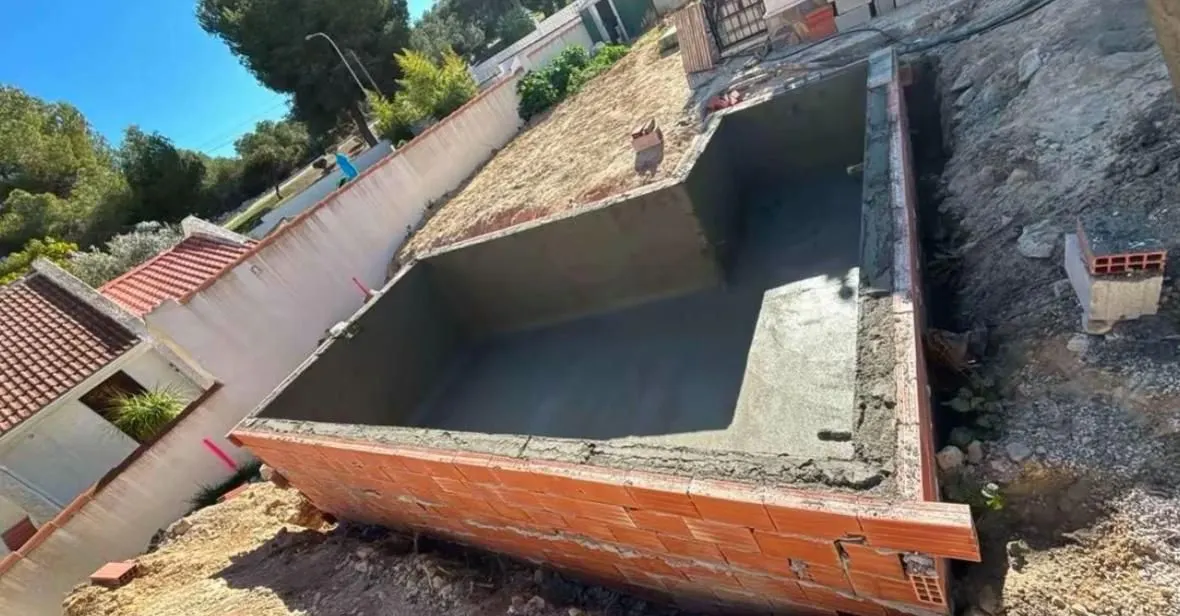 Terreno preparado y encofrado