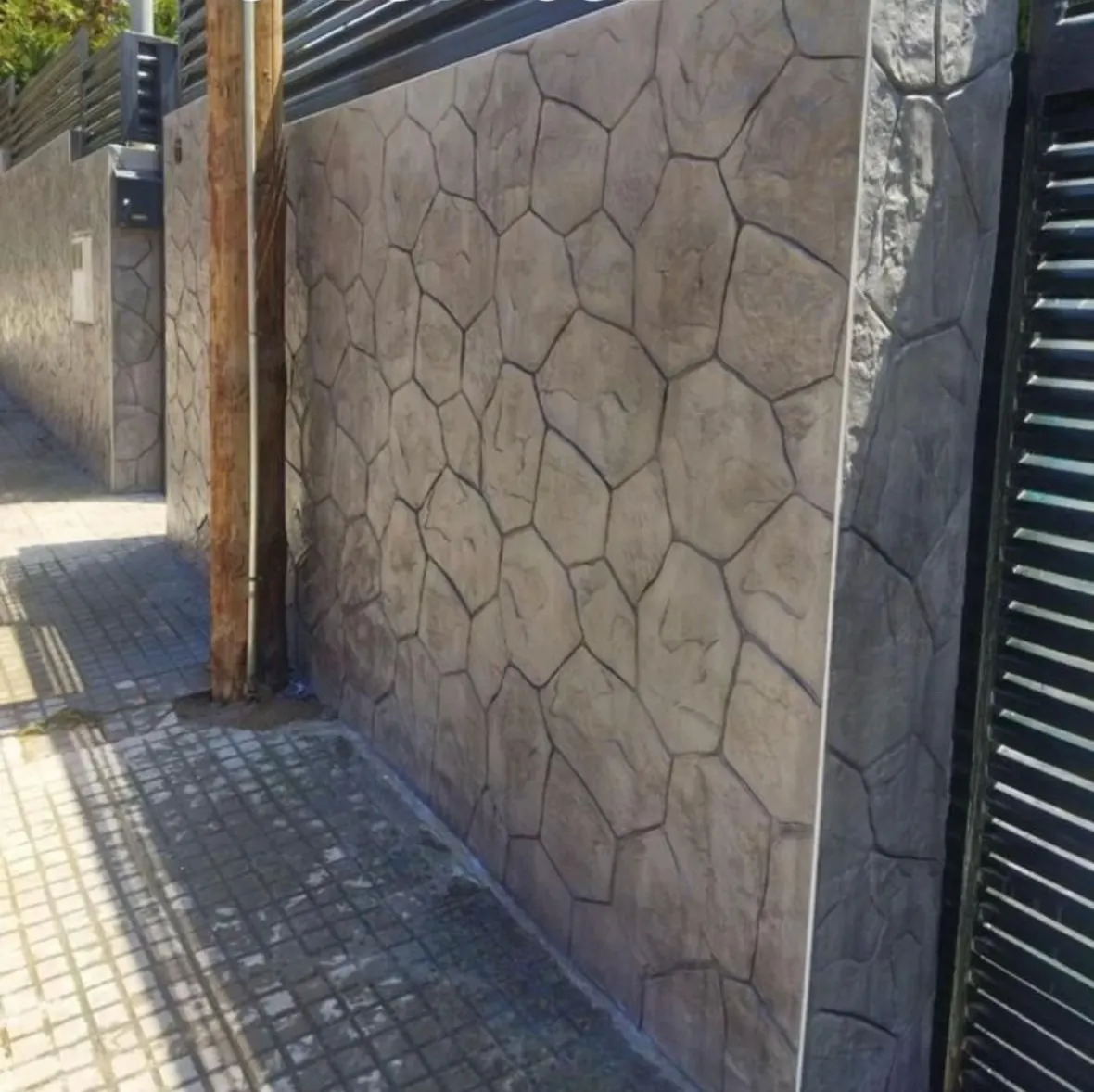 Muro con relieve recién estampado