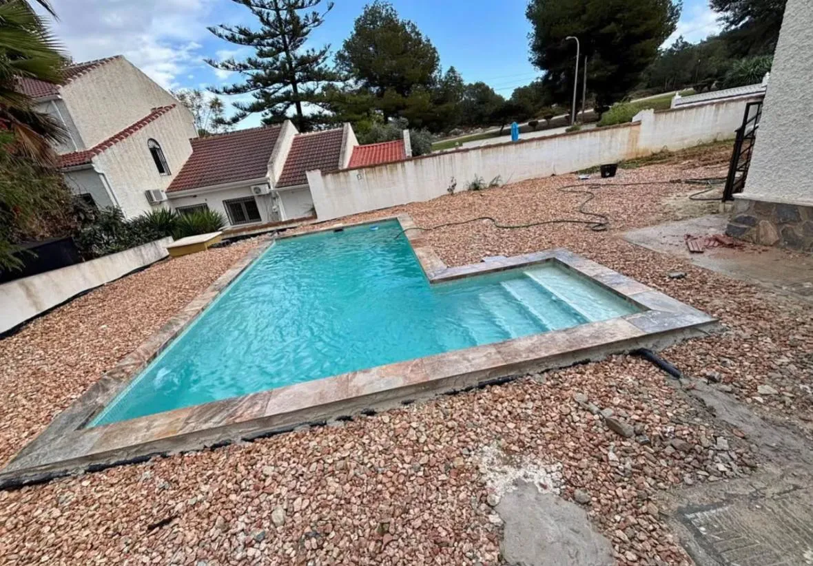 Piscina de obra terminada, con gresite y coronación de piedra